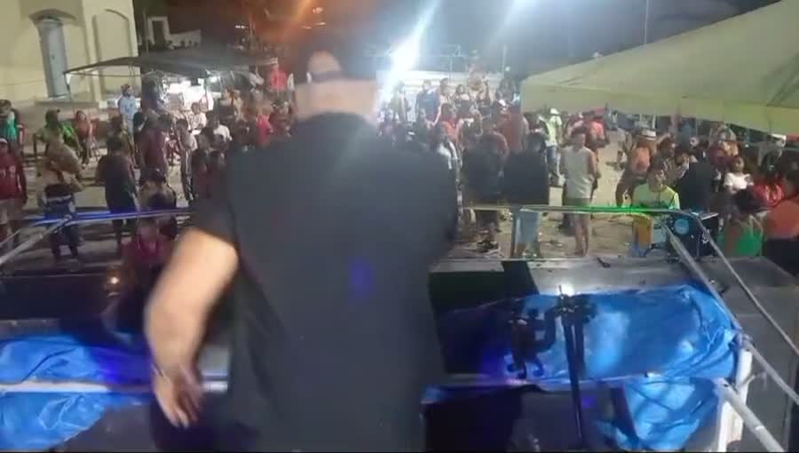 Wellington Mendonça cantando para o público